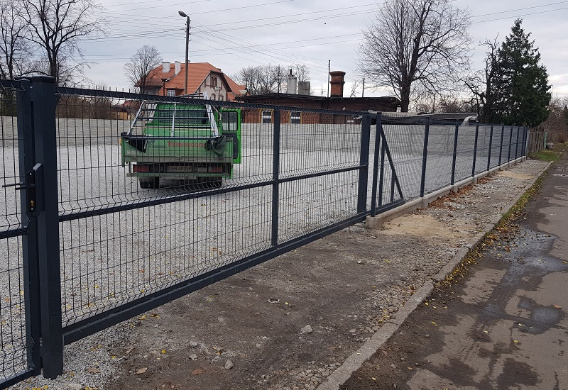 Bramy przesuwne czy uchylne – wybór opcji dopasowanej do posesji