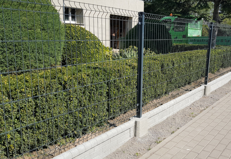Jak dobrać odpowiedni kolor i wzór ogrodzenia metalowego?